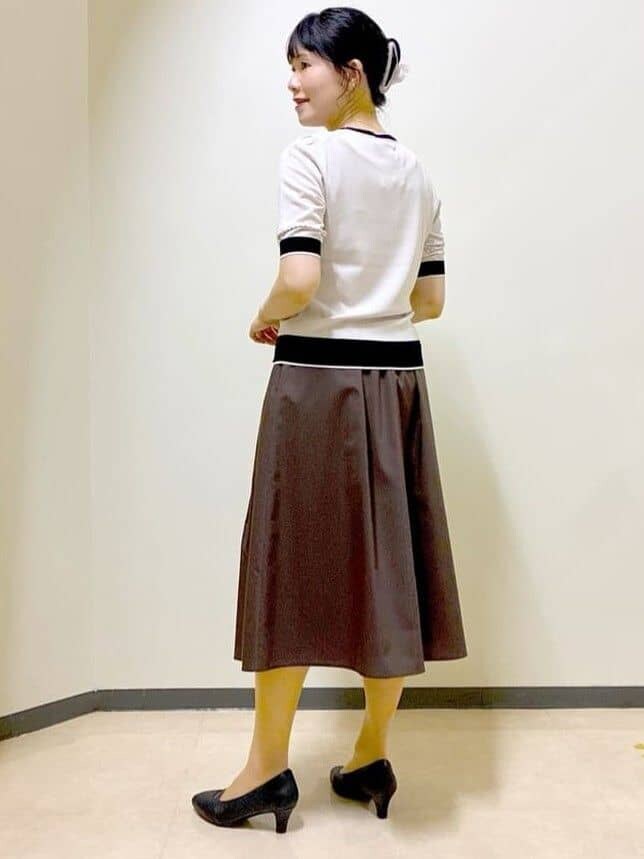 ベージュ系のカーディガン/ボレロ、ベージュ系のニット/セーター、ブラウン系のスカートを着用したレディースの夏コーディネートの9枚目の写真
