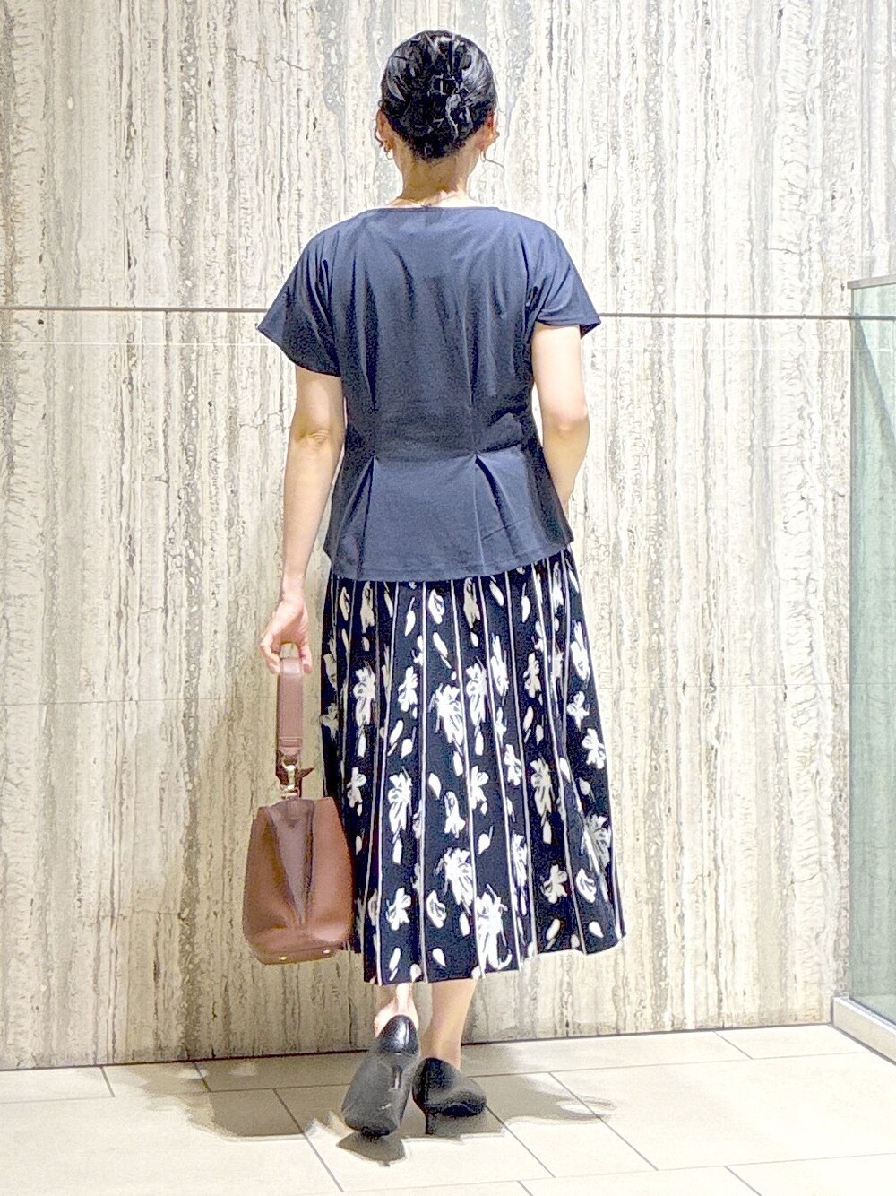 ブルー系のTシャツ/カットソー、ブルー系のカーディガン/ボレロ、ブルー系のスカートを着用したレディースの夏コーディネートの3枚目の写真