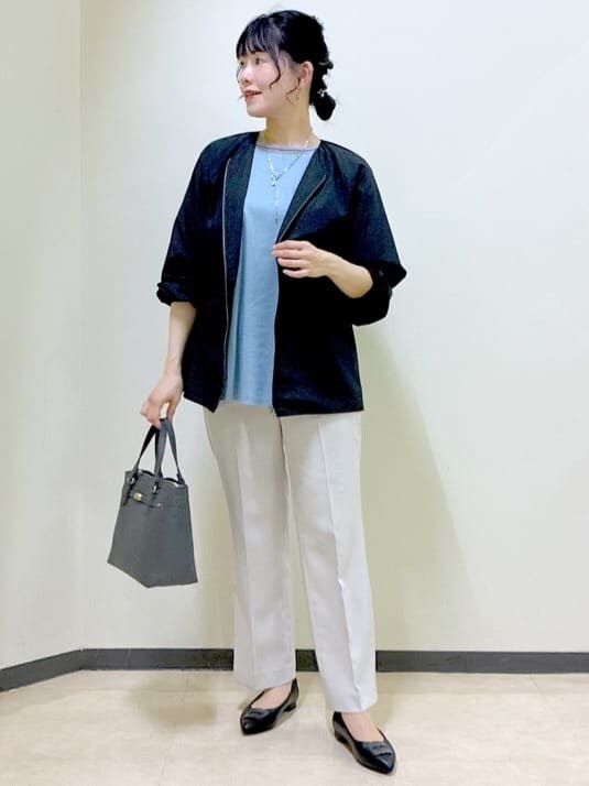 ブラック系のブルゾン、ブルー系のTシャツ/カットソー、ベージュ系のその他パンツを着用したレディースの秋コーディネートの5枚目の写真