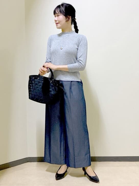 グレー系のニット/セーター、グレー系のカーディガン/ボレロ、ブルー系のその他パンツを着用したレディースの冬コーディネートの5枚目の写真