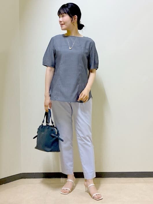 ブルー系のシャツ/ブラウス、パープル系のその他パンツ、ブラック系のその他パンツを着用したレディースの夏コーディネートの7枚目の写真