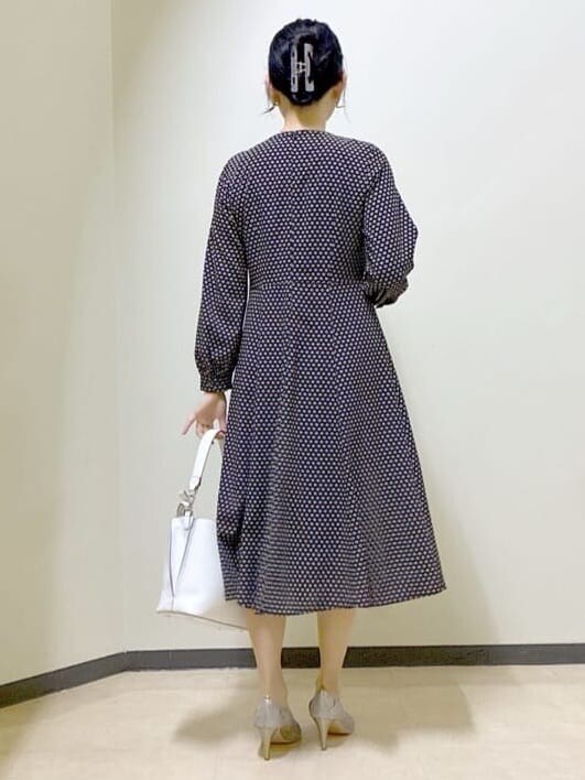 ベージュ系のワンピース、グリーン系のカーディガン/ボレロ、ホワイト系のトートバッグを着用したレディースの春コーディネートの3枚目の写真