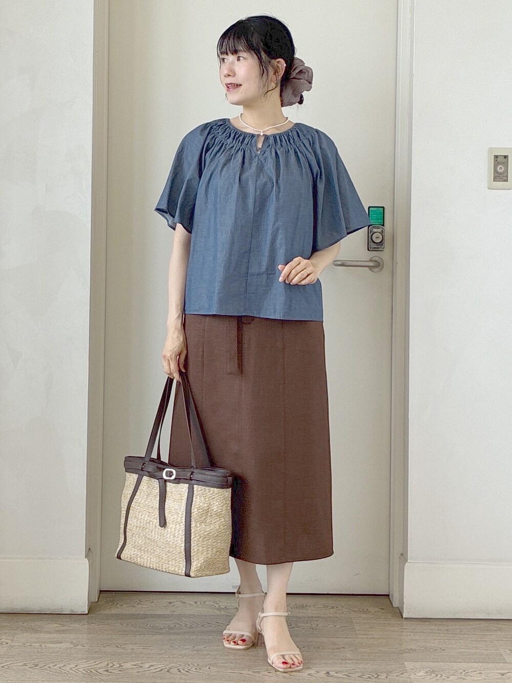 ブルー系のシャツ/ブラウス、グレー系のタンクトップ、ブルー系のスカートを着用したレディースの夏コーディネートの10枚目の写真