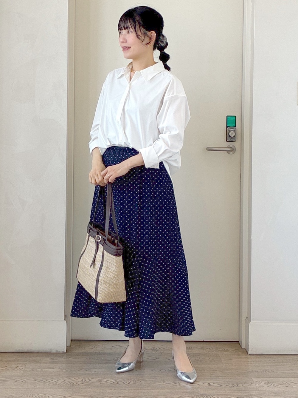 ホワイト系のシャツ/ブラウス、オレンジ系のカーディガン/ボレロ、ブルー系のスカートを着用したレディースの夏コーディネートの7枚目の写真
