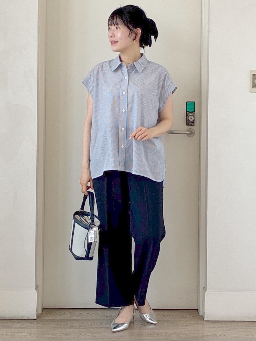 ブルー系のシャツ/ブラウス、ブルー系のその他パンツ、ブルー系のショルダーバッグを着用したレディースの夏コーディネートの8枚目の写真