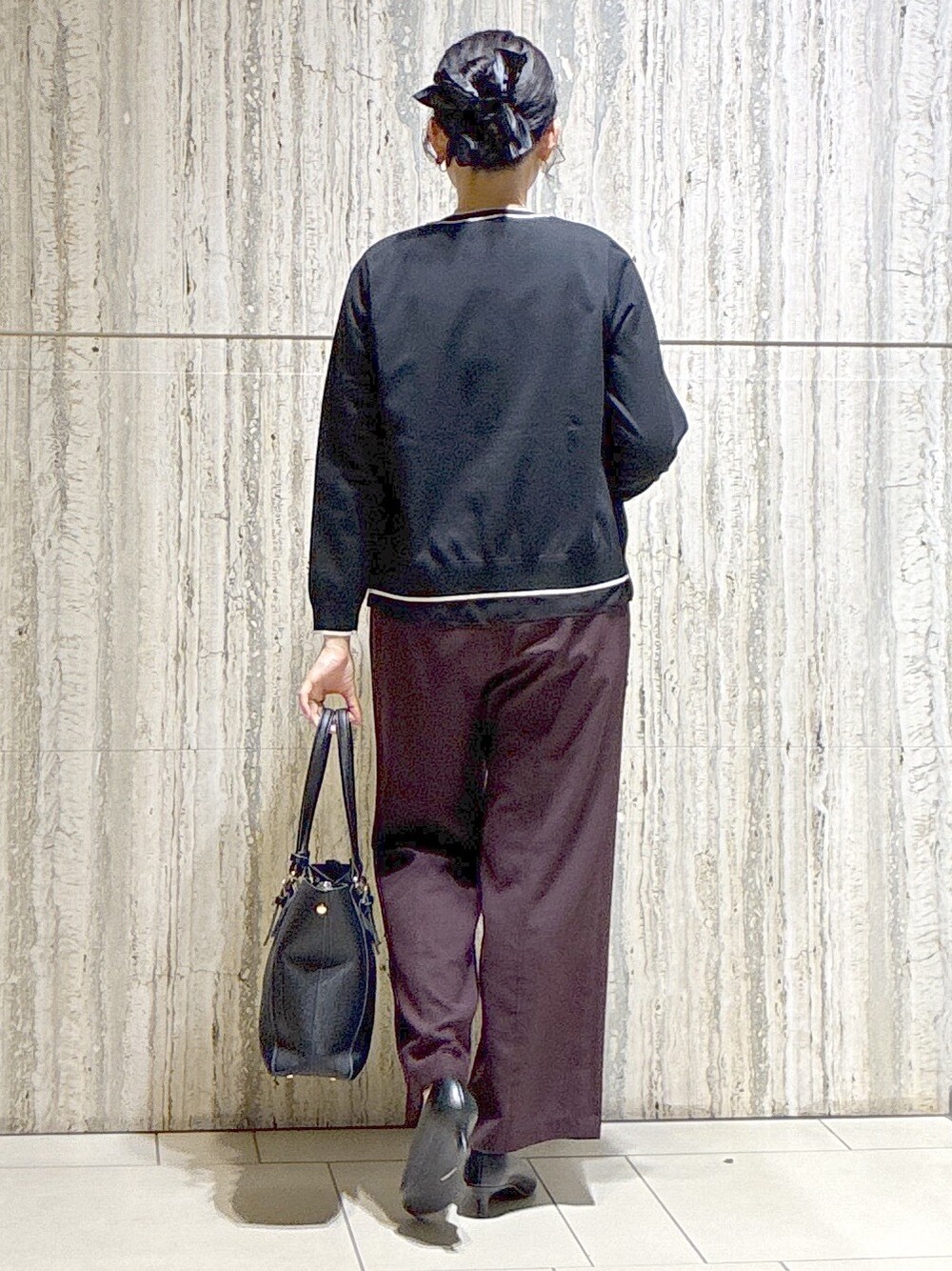 ブラック系のカーディガン/ボレロ、ブラック系のシャツ/ブラウス、ブラウン系のその他パンツを着用したレディースの夏コーディネートの3枚目の写真