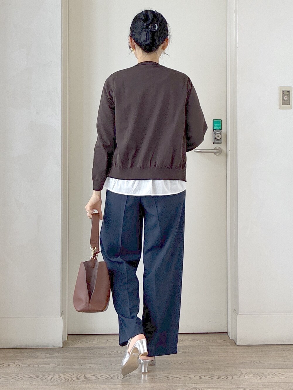 ブラウン系のカーディガン/ボレロ、ホワイト系のシャツ/ブラウス、ブルー系のその他パンツを着用したレディースの秋コーディネートの3枚目の写真