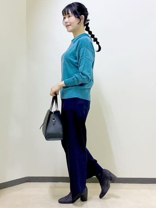 ブルー系のニット/セーター、グレー系のその他アウター、ブルー系のその他パンツを着用したレディースの冬コーディネートの2枚目の写真