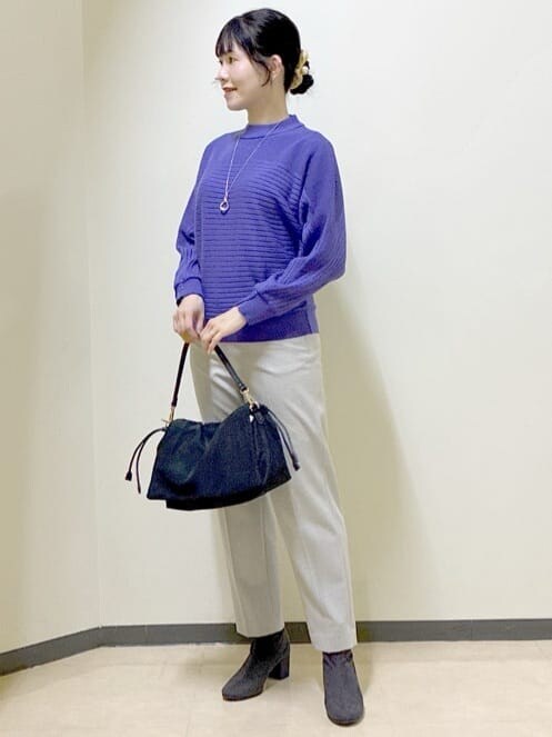 パープル系のニット/セーター、ベージュ系のその他パンツ、グレー系のノーカラーコートを着用したレディースの冬コーディネートの5枚目の写真
