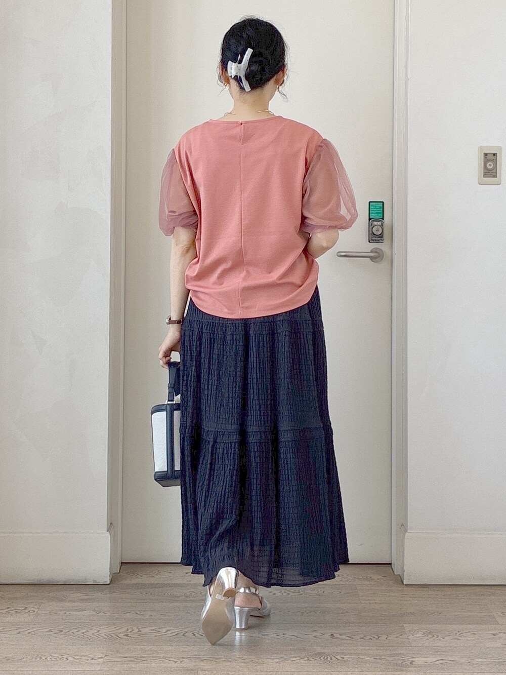 ピンク系のTシャツ/カットソー、ブルー系のスカート、ブルー系のショルダーバッグを着用したレディースの夏コーディネートの3枚目の写真