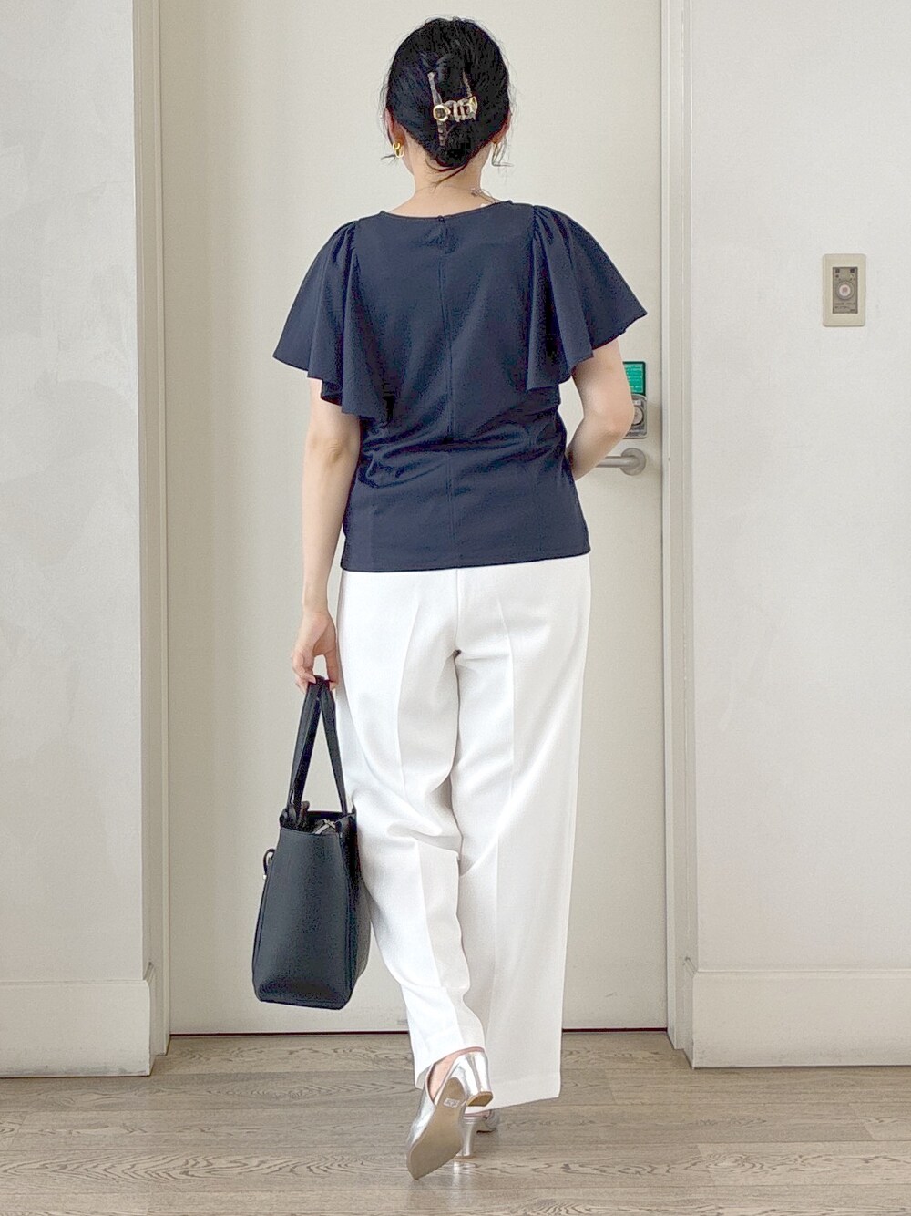 ブルー系のTシャツ/カットソー、ホワイト系のその他パンツ、ブルー系のテーラードジャケットを着用したレディースの夏コーディネートの3枚目の写真