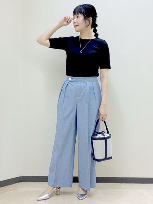 ホワイト系のシャツ/ブラウス、ブラック系のTシャツ/カットソー、ブルー系のその他パンツを着用したレディースの春コーディネートの6枚目の写真