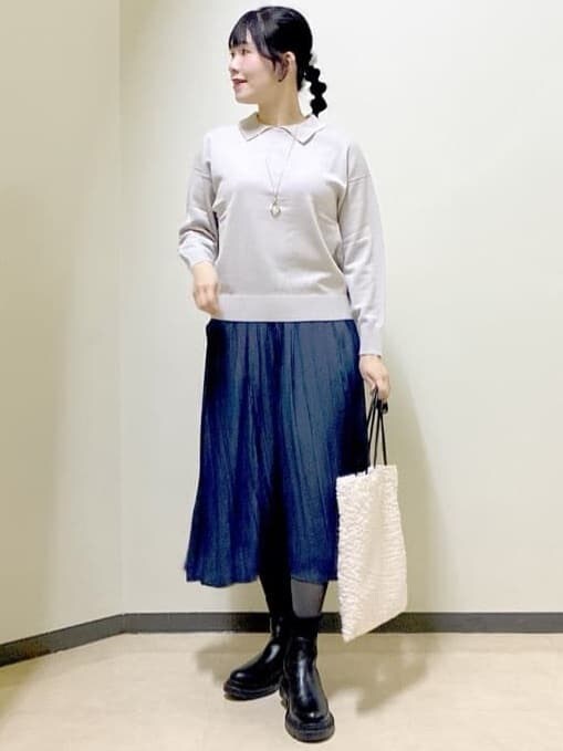 グレー系のニット/セーター、ブルー系のその他パンツ、ブラック系のブルゾンを着用したレディースの冬コーディネートの5枚目の写真