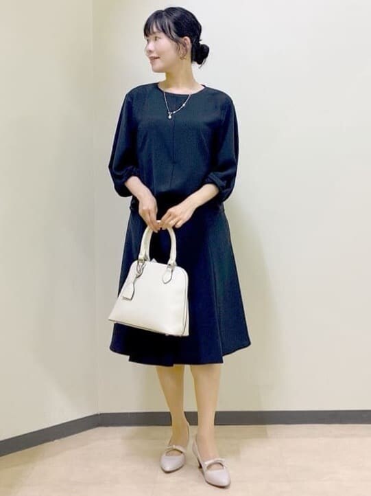 ブルー系のシャツ/ブラウス、ブルー系のスカート、ホワイト系のシャツ/ブラウスを着用したレディースの春コーディネートの5枚目の写真
