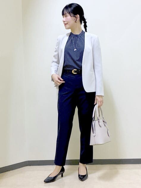 ブルー系のシャツ/ブラウス、ブルー系のその他パンツ、グレー系のノーカラージャケットを着用したレディースの冬コーディネートの6枚目の写真