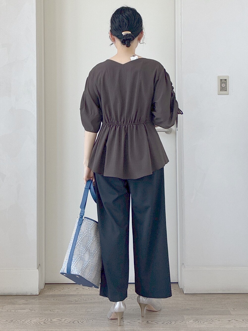 ブラック系のその他パンツ、ブルー系のショルダーバッグ、ホワイト系のカーディガン/ボレロを着用したレディースの春コーディネートの3枚目の写真