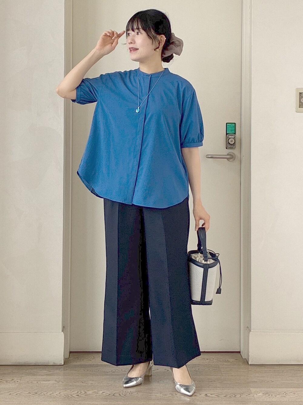 ブルー系のシャツ/ブラウス、ブルー系のその他パンツ、ブルー系のショルダーバッグを着用したレディースの夏コーディネートの5枚目の写真