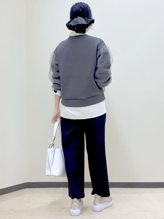 グレー系のTシャツ/カットソー、ホワイト系のシャツ/ブラウス、ブラック系のその他パンツを着用したレディースの春コーディネートの3枚目の写真