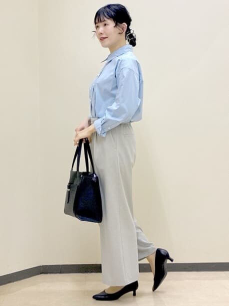 ブルー系のカーディガン/ボレロ、ブルー系のシャツ/ブラウス、グレー系のその他パンツを着用したレディースの春コーディネートの2枚目の写真