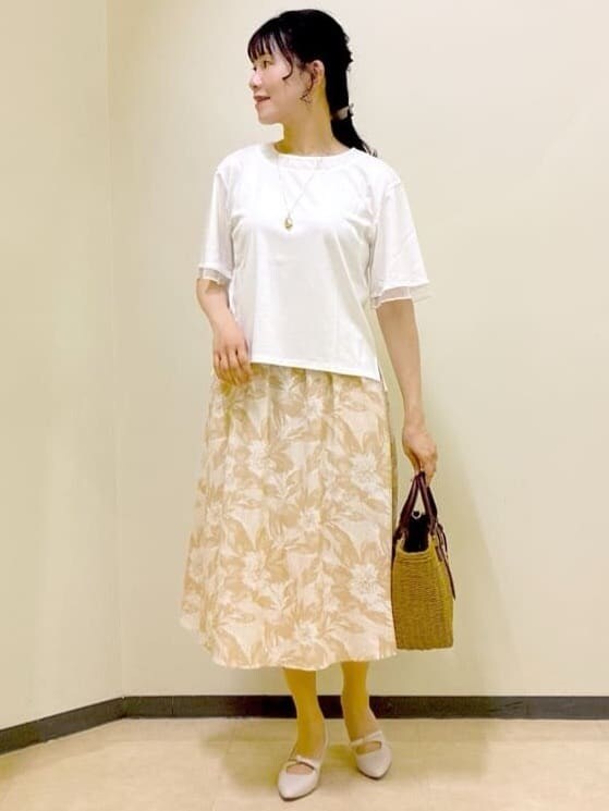ホワイト系のTシャツ/カットソー、ベージュ系のノーカラージャケット、イエロー系のスカートを着用したレディースの夏コーディネートの5枚目の写真