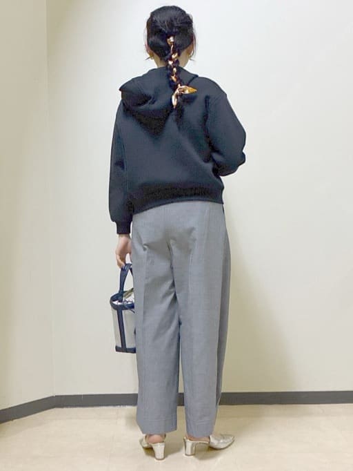 ブルー系のパーカー、ホワイト系のTシャツ/カットソー、ブラック系のタンクトップを着用したレディースの冬コーディネートの3枚目の写真