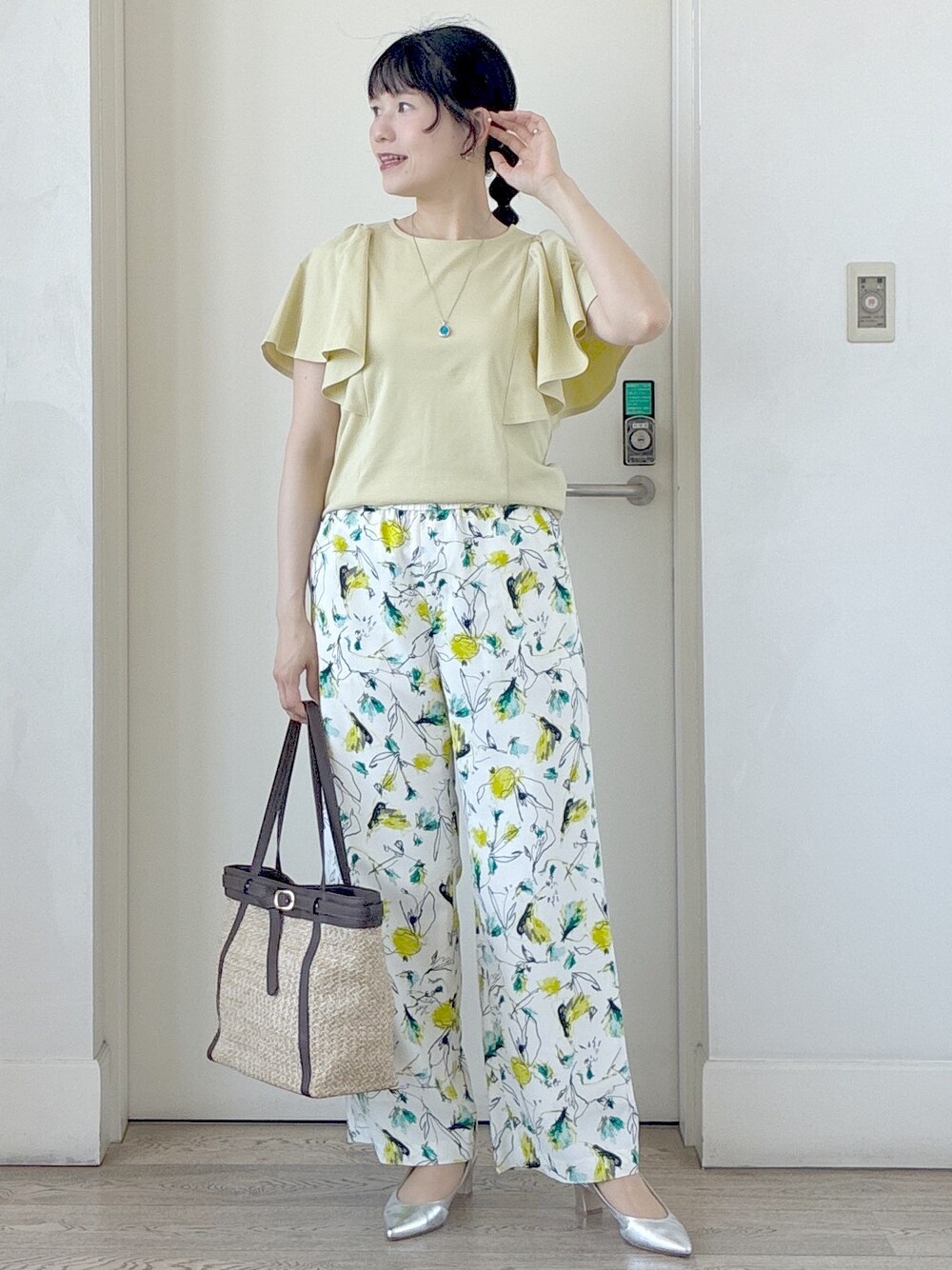 イエロー系のTシャツ/カットソー、ベージュ系のその他パンツ、イエロー系のトートバッグを着用したレディースの夏コーディネートの5枚目の写真