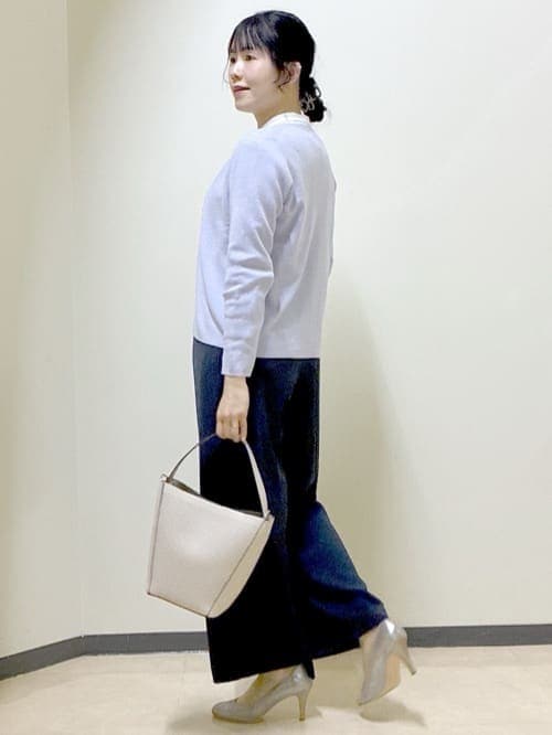 グリーン系のノーカラージャケット、ブルー系のその他パンツ、パープル系のカーディガン/ボレロを着用したレディースの春コーディネートの4枚目の写真