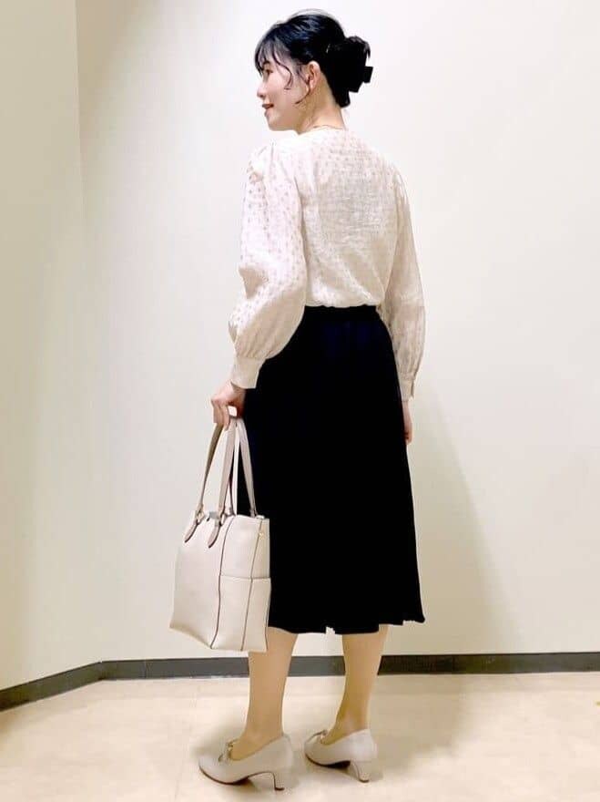 ベージュ系のシャツ/ブラウス、ブルー系のスカート、ベージュ系のテーラードジャケットを着用したレディースの春コーディネートの4枚目の写真