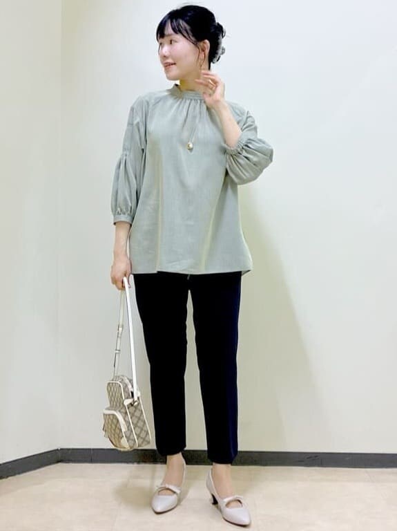 グリーン系のシャツ/ブラウス、ブルー系のその他パンツ、イエロー系のショルダーバッグを着用したレディースの春コーディネートの5枚目の写真