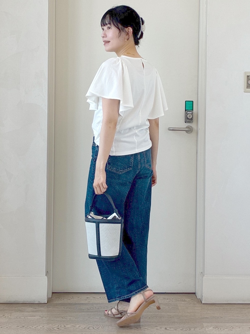 ホワイト系のTシャツ/カットソー、グリーン系のテーラードジャケット、ブルー系のデニムパンツを着用したレディースの夏コーディネートの4枚目の写真