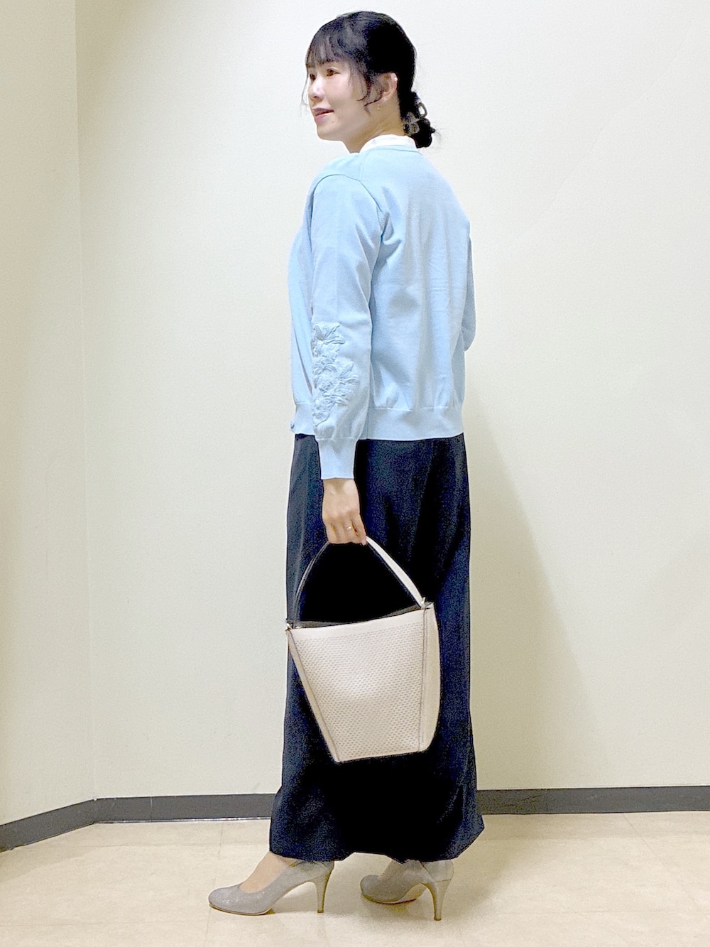 ホワイト系のシャツ/ブラウス、パープル系のカーディガン/ボレロ、ブルー系のカーディガン/ボレロを着用したレディースの春コーディネートの4枚目の写真