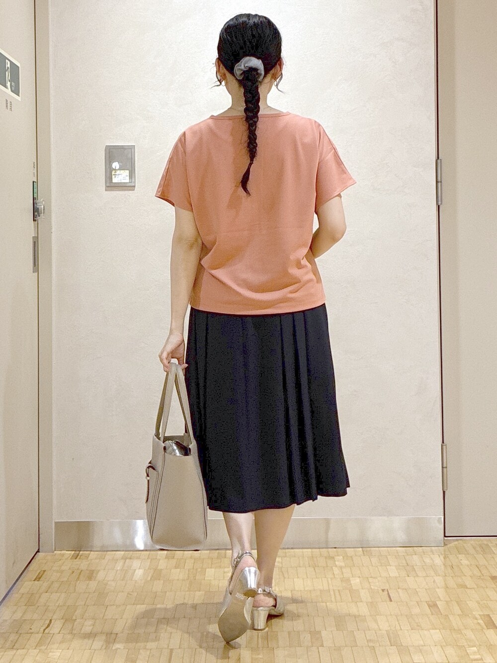 ピンク系のTシャツ/カットソー、ブルー系のスカート、グレー系のノーカラージャケットを着用したレディースの夏コーディネートの3枚目の写真