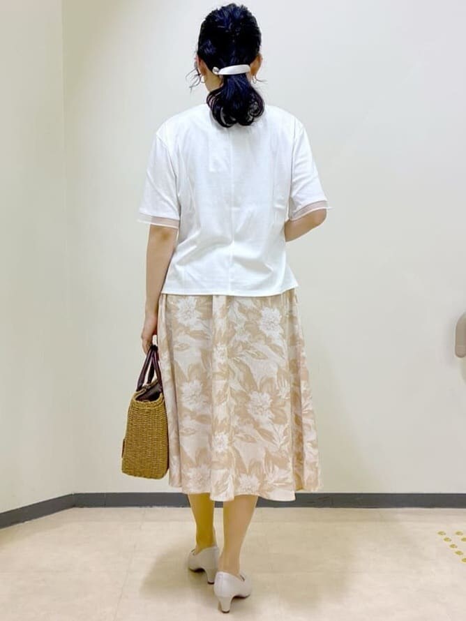 ホワイト系のTシャツ/カットソー、ベージュ系のノーカラージャケット、イエロー系のスカートを着用したレディースの夏コーディネートの3枚目の写真