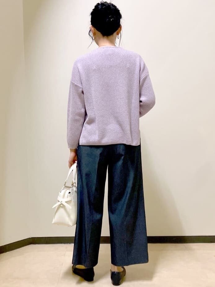 ピンク系のニット/セーター、ブルー系のその他パンツ、ベージュ系のピーコートを着用したレディースの春コーディネートの3枚目の写真
