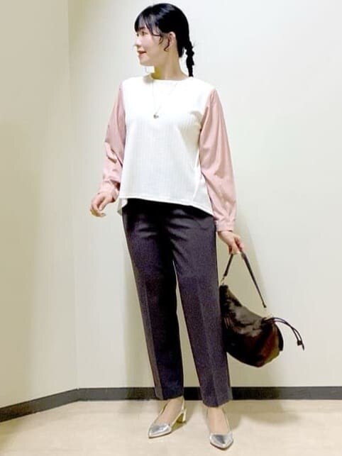 ホワイト系のTシャツ/カットソー、ブラウン系のその他パンツ、ブラウン系のショルダーバッグを着用したレディースの冬コーディネートの5枚目の写真