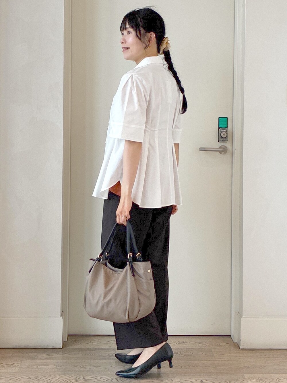 ホワイト系のシャツ/ブラウス、オレンジ系のTシャツ/カットソー、ブラウン系のその他パンツを着用したレディースの秋コーディネートの10枚目の写真