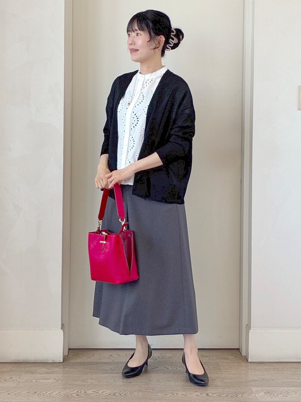 ブラック系のカーディガン/ボレロ、ホワイト系のシャツ/ブラウス、ブラック系のタンクトップを着用したレディースの夏コーディネートの7枚目の写真