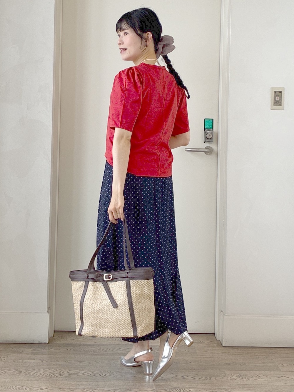 オレンジ系のTシャツ/カットソー、ブルー系のスカート、イエロー系のトートバッグを着用したレディースの夏コーディネートの4枚目の写真