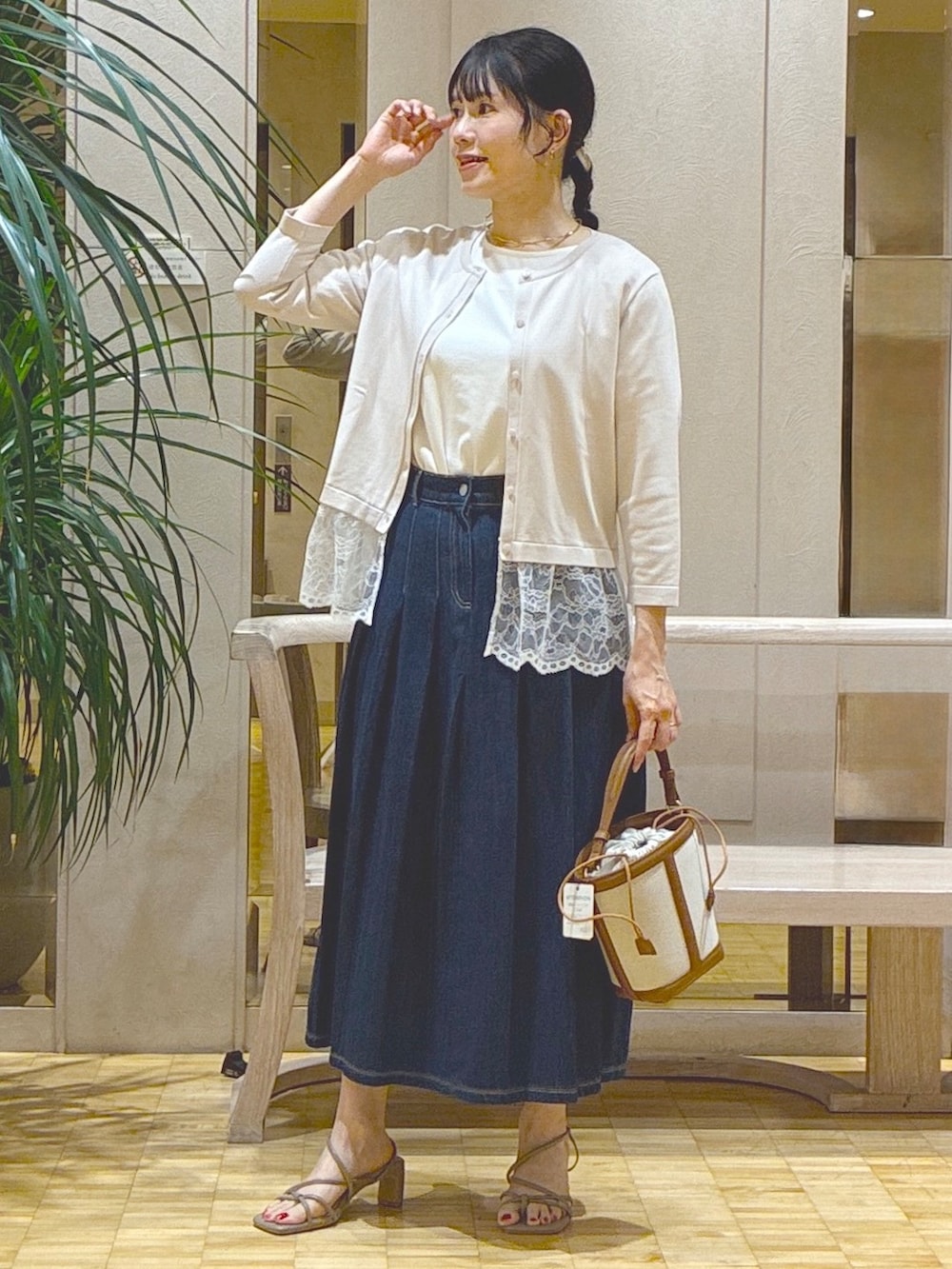 ホワイト系のTシャツ/カットソー、ブルー系のデニムスカート、グレー系のカーディガン/ボレロを着用したレディースの夏コーディネートの8枚目の写真