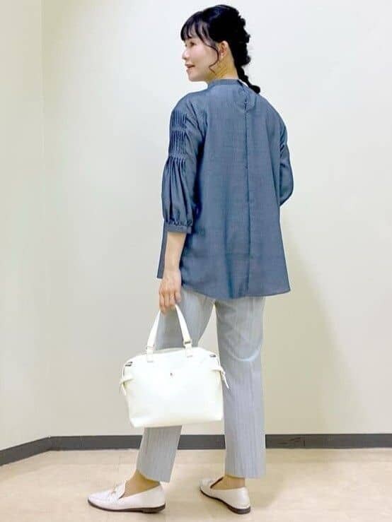 ブルー系のシャツ/ブラウス、グレー系のその他パンツ、ホワイト系のトートバッグを着用したレディースの夏コーディネートの4枚目の写真