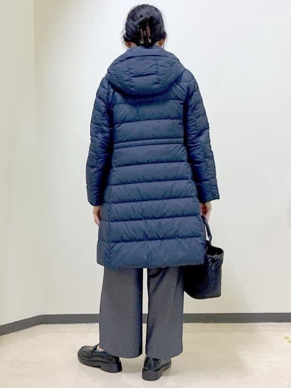 ブルー系のダウンジャケット/コート、ピンク系のニット/セーター、ブルー系のその他パンツを着用したレディースの秋コーディネートの3枚目の写真