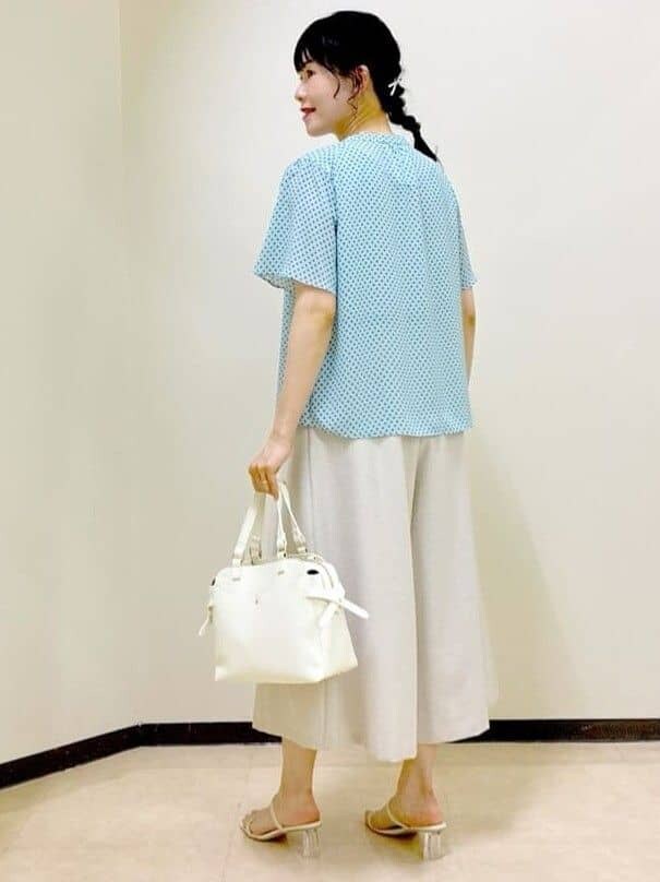 ブルー系のシャツ/ブラウス、グレー系のタンクトップ、ベージュ系のその他パンツを着用したレディースの夏コーディネートの4枚目の写真