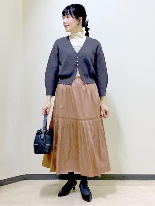 グレー系のカーディガン/ボレロ、ブラック系のタンクトップ、ホワイト系のTシャツ/カットソーを着用したレディースの冬コーディネートの7枚目の写真