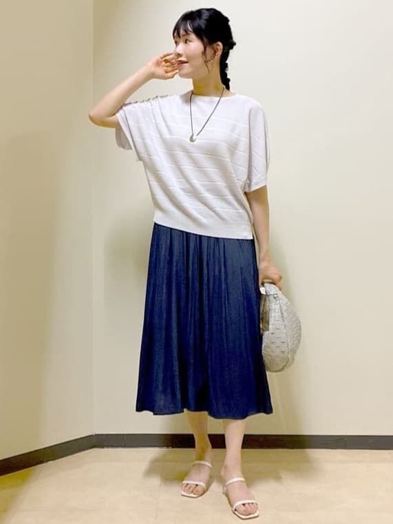 グレー系のニット/セーター、ブルー系のその他パンツ、ブルー系のニット/セーターを着用したレディースの夏コーディネートの7枚目の写真