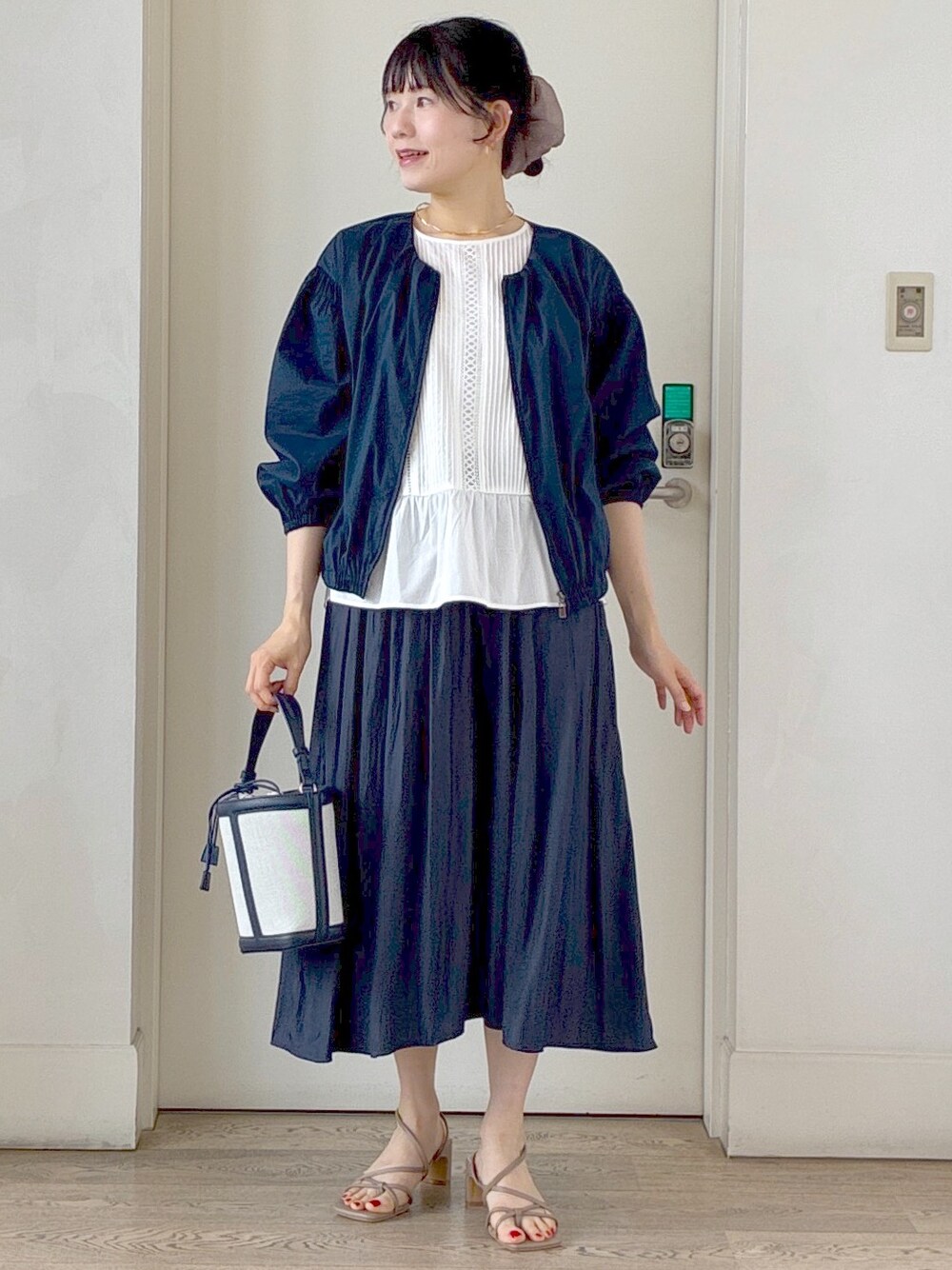ホワイト系のシャツ/ブラウス、ブルー系のその他パンツ、ブルー系のブルゾンを着用したレディースの夏コーディネートの10枚目の写真