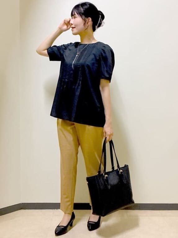 ブラック系のシャツ/ブラウス、イエロー系のその他パンツ、ブラック系のトートバッグを着用したレディースの秋コーディネートの7枚目の写真