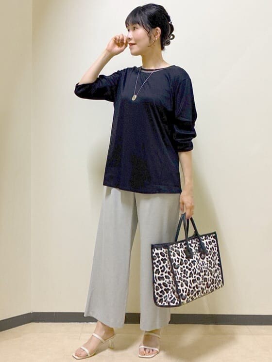ブルー系のTシャツ/カットソー、グレー系のその他パンツ、ホワイト系のTシャツ/カットソーを着用したレディースの夏コーディネートの8枚目の写真