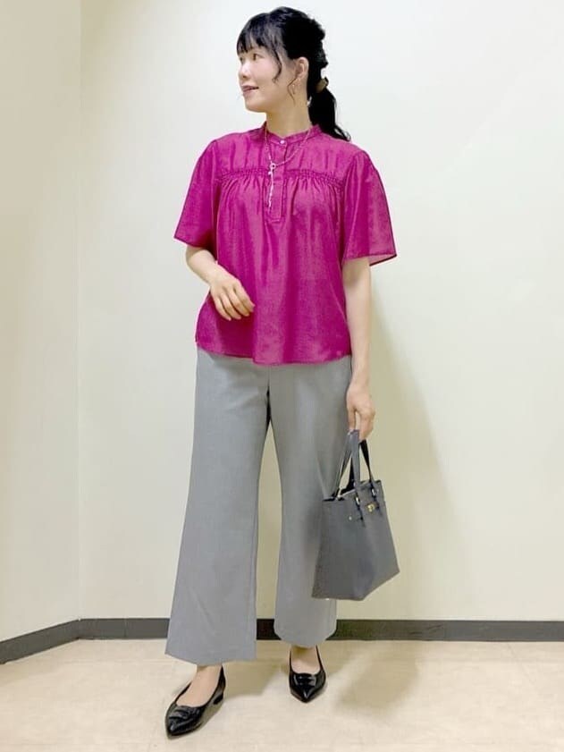 ブラック系のカーディガン/ボレロ、ピンク系のシャツ/ブラウス、グレー系のその他パンツを着用したレディースの秋コーディネートの10枚目の写真