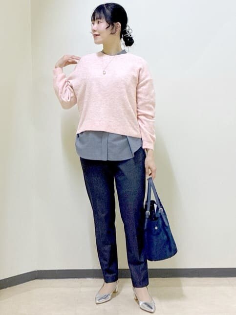 ピンク系のニット/セーター、ブルー系のシャツ/ブラウス、ブルー系のその他パンツを着用したレディースの冬コーディネートの10枚目の写真