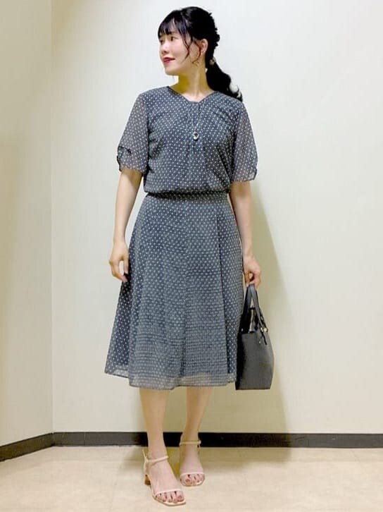 ブルー系のシャツ/ブラウス、ブルー系のスカート、ブルー系のスカートを着用したレディースの夏コーディネートの7枚目の写真